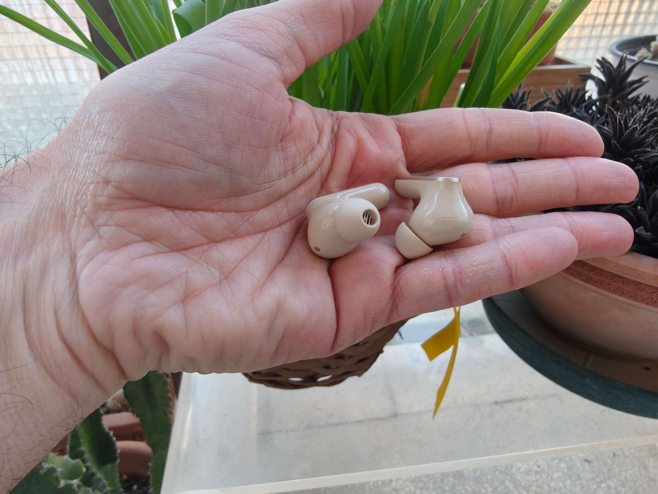 realme buds air8 in mano