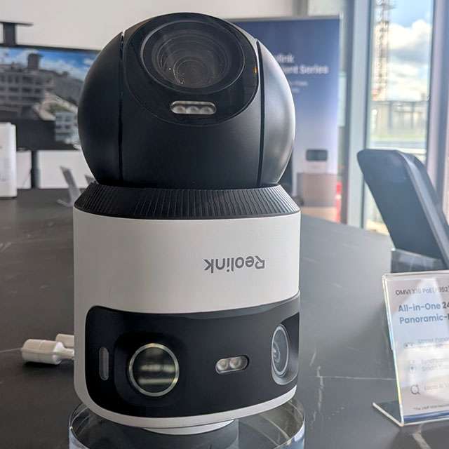 La telecamera di sorveglianza OMVI X16 PoE a tripla lente