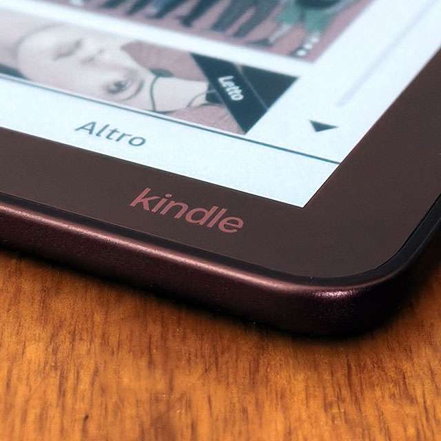 Il design premium di Kindle Scribe Colorsoft si fa notare in ogni dettaglio