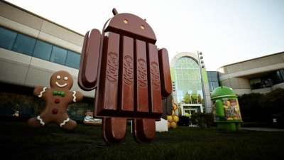 Android 4.4.3 KitKat: a sinistra il vecchio dialer, a destra la nuova versione