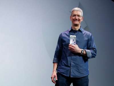 Tim Cook durante la presentazione dell'iPhone 6S