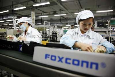 Operai Foxconn (foto tratta da bloomberg.com)