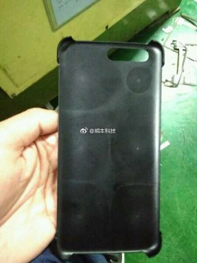 Il case del presunto OnePlus 5