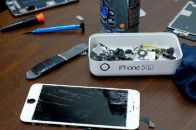 Un iPhone 5c smontato completamente
