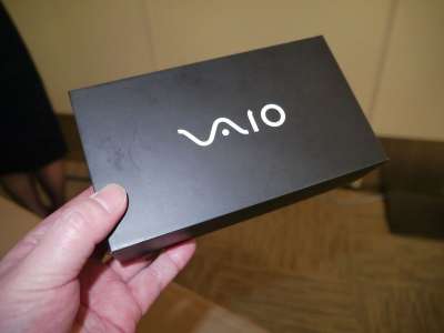 La confezione di vendita del nuovo smartphone Vaio (foto 1)