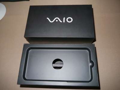 La confezione di vendita del nuovo smartphone Vaio (foto 2)