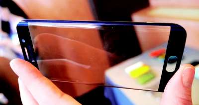 La parte anteriore dell'S6 Edge è ricoperta da un Gorilla Glass dalla linea curva