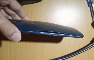 Un esemplare Nexus 6 affetto dal problema alla cover