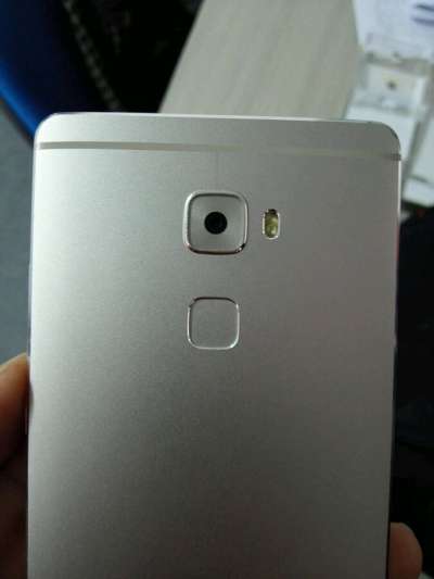 Nuove immagini reali di Huawei Mate S
