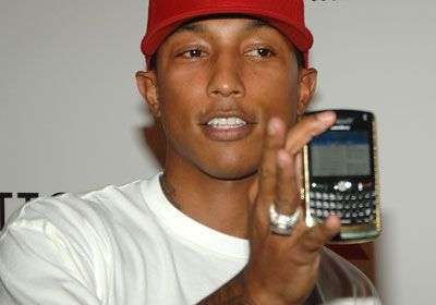 Pharrell Williams con Blackberry 8700b