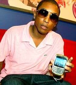 Pharrell Williams con Blackberry 8700b