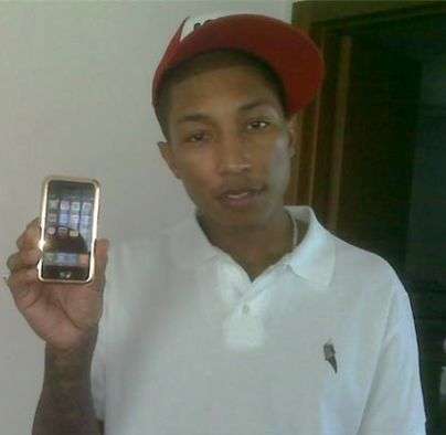 Pharrell Williams con iPhone