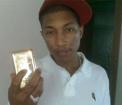 Pharrell Williams con iPhone