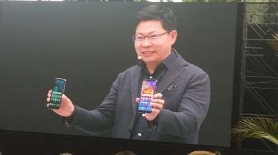 Richard Yu presenta i due smartphone