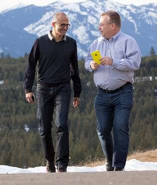 Satya Nadella in compagnia di Stephen Elop