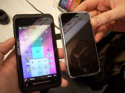Toshiba TG01 e iPhone a confronto