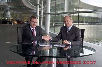 Una foto scatta oggi dopo la firma dell'accordo. Peter Bamford, Chief Marketing Officer di Vodafone (a sinistra) e Ron Dennis, Chairman e CEO di McLaren Group e McLaren Mercedes Team.