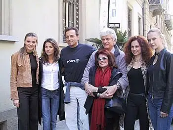 Christiane (sulla sinistra) col cast di Sospetti 3