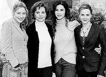 Sarah (a sinistra) col cast della fiction Caterina e le sue figlie